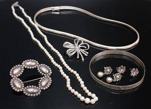 Samling smycken, silver samt ett pärlcollier, 7 delar 7