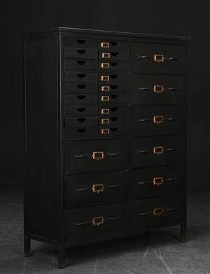 Arkivskab i metal. Rustikt look. Industrielt design