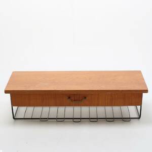 Slutpris för TELEFONHYLLA. String, en låda, metallbeslag.