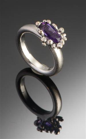 Ole Lynggaard. Blomsterkurv ring med ametyst og brillanter