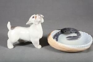 ROYAL COPENHAGEN, FIGURIN I FORM AV HUND, SKÅL MED DEKOR AV KRABBA, PORSLIN, FIGURINENS LÄNGD 14 CM, SKÅLENS LÄNGD 16 CM