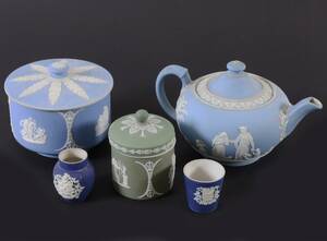 Porslin 5 delar, mestadels Wedgwood, bl.a. 1800-tal