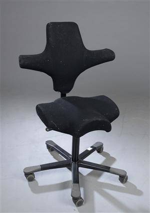 Peter Opsvik for HÅG. Kontorstol model Capisco 8106