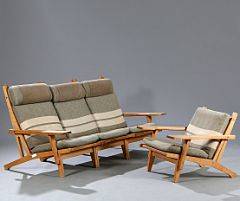 Hans J. Wegner GE 375. Dagligstue møblement med stel af massiv eg, bestående af en højrygget tre-pers. additionssofa samt en lavrygget lænestol. 4