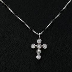 Ruben Svart Halskæde med diamantvedhæng i form af kors prydet med talrige brillantslebne diamanter. Farve Top Wesselton F-G. Klarhed VVS. Ca. 2008.