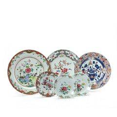 To famille rose fade og kinesisk Imari fad samt tre kinesiske tallerkener af porcelæn dekorerede i farve. Qianlong 1736-1795. Diam. 21-38 cm. 6