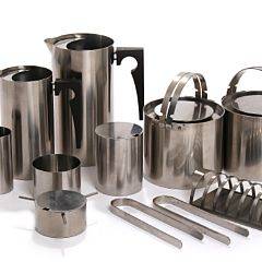 Arne Jacobsen Cylinda-line. Ni serveringsdele af rustfrit stål. Udført hos Stelton. H. 5-20. 9
