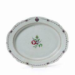 Ostindisk armorial fad af porcelæn med engelsk våbenskjold. Qianlong 1736-1795. L. 46 cm. B. 38 cm.