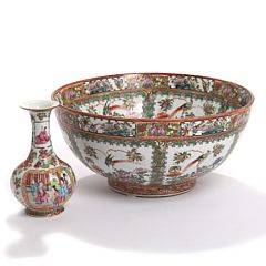 Kinesisk vase og bordskål af porcelæn, dekoreret i emaljefarver og guld. 19.-20. årh. Vase H. 21. 2