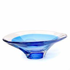 Göran Wärff Mundblæst, oval skål af blåt og klart glas. Sign. G. Wärff, udført og sign. hos Kosta Boda. H. 10,5. B. 22,7. L. 32,5.