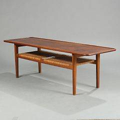 Hans J. Wegner AT 10. Sofabord af massiv teak og eg med hylde af flet. Udført hos Andr. Tuck. H. 51. L. 160. B. 51.