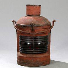 Indsejlingslanterne af bemalt metal og rødt glas, oprindelig til gas senere monteret til el. 20. årh.s første halvdel. Vægt ca. 27 kg. H. 67 cm.