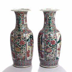 Et par kinesiske vaser af porcelæn, dekorerede i emaljefarver med figurscenerier i cartouche. 19.-20. årh. H. 59. 2