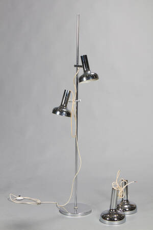 OMI. Standerlampe samt par pendler af forkromet metal. 3