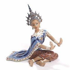 Jens Peter Dahl-Jensen Siamesisk tempeldanserinde. Figur af porcelæn, dekoreret i farver. Dahl-Jensen nr. 1125. H. 27 cm.