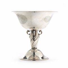 Opsats af let hammerslået sølv. Grann Laglye, København 1920. Vægt 226 gr. H. 16 cm. Diam. skål 16 cm.
