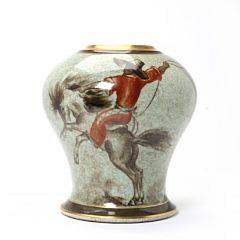 Nikolai Tidemand Rund vase af porcelæn dekoreret med lysegrøn krakeléglasur samt motiver i form af rytter med lasso samt bjørn på klippe. H. 26.