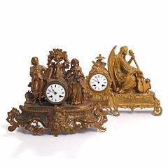 To franske kaminure af forgyldt metal, støbt med figurer, blomster og bladværk. 19. årh. H. 31 og 34,5. 2