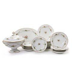Spisestel af porcelæn, dekoreret i farver og guld med krydsende blomsterranker. Tegnet af Vilhelm Dahlerup omkring 1870. Kgl.P. delvis 19. årh. 24