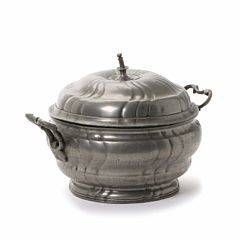 Rund rokoko terrin af tin, vredet koprus og rocaille hanke. 18. årh. Diam. 3323 cm.