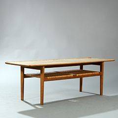 Hans J. Wegner AT 10. Sofabord af eg med underliggende hylde udspændt med flet. Top med kehlet kant. Udført hos snedkermester Andr. Tuck.