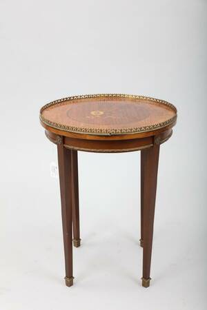 BORD, 1900-TAL, LOUIS XVI-STIL, FANERAT MED FLERTAL TRÄSLAG, GALLERKANT OCH FOTHYLSOR I METALL, HÖJD 57, DIAM 43 CM