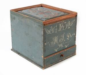 Låda med skjutlock, allmoge, daterad 1832