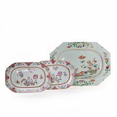 Større samt et par mindre famille rose fade af porcelæn. Qianlong 1736-1795. L. 26 og 38 cm. 3