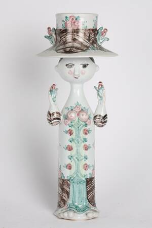 Bjørn Wiinblad 1918-2006 Pige med hat. Figur af fajance dekoreret i farver.
