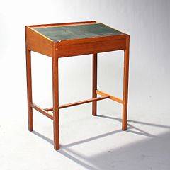 Morten Olsen Søn møbelsnedkeri Skrivepult af teak. Front med skuffe. Top ilagt sort skind. H. 105.115. B. 90. D. 60.