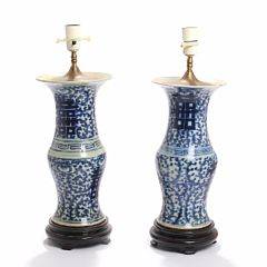 To kinesiske bordlamper af porcelæn, dekorerede i underglasur blå. 20. årh. H. 36,5 og 37,5. 2