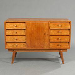 Dansk møbeldesign Art deco skænk af birk med skråtstillede ben, front med skab og otte skuffer. 1930-40erne. H. 74. L. 110. D. 45.