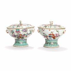 Et par kinesisk lågopsatse af porcelæn, dekorerede i emaljefarver med figurscenerier i have, flagermus og blomster. 20. årh. H. 15,5. Diam. 16. 2