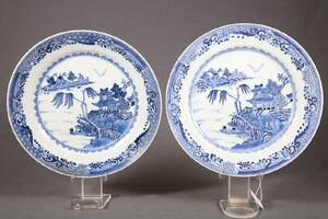 FAT, ETT PAR, KINA, QIANLONG, 1700-TAL, DEKOR I UNDERGLASYRBLÅTT, AV FLODLANDSKAP MED PAGODER, PORSLIN, DIAM 28 CM VARDERA