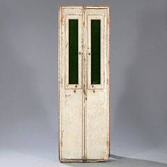Rumdeler af bemalet træ. Omlavede vinduerskodder. Ca. 1900. H. 214. B. 70140. D. 1428.
