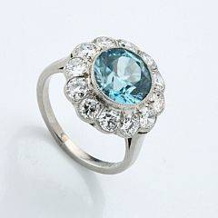 Bucherer Zirkon- og diamantring af platin prydet med facetslebet zirkon på ca. 3.75 ct. omkranset af talrige diamanter. Schweiz, ca. 1950-60.