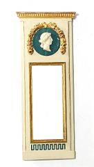 Dansk Louis XVI pillespejl af hvidmalet og forgyldt træ. Ca. 1780. H. 132. B. 55.