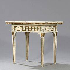 Dansk Louis XVI flisebord af hvidmalet og bronzeret træ. 18. årh.s slutning. H. 74. L. 85. D. 59.