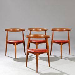 Hans J. Wegner Hjertestol. Et sæt på fire stole af eg, opsat på tre tilspidsende ben. Sæde betrukket med rødt skind. Model FH 4104. 4