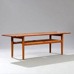 Hans J. Wegner AT 10. Rektangulært sofabord med stel af eg, top af teak med kehlet kant, underliggende hylde udspændt med flet.