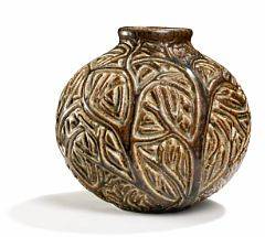 Axel Salto Rund vase af stentøj modelleret med grenværk i relief. Dekoreret med sungglasur. Sign. Salto, 20560. Kgl. P. Udført 1963. H. 19.