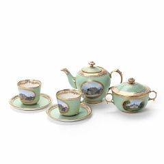 Kongeligt teservice af porcelæn, dekoreret i farver og guld med Amalienborg og Sorgenfri Slot i kartoucher. Kgl. P., 19. årh. 4bakke