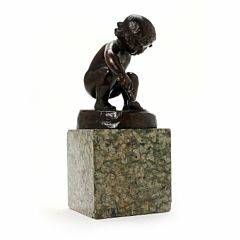 Anders Jensen Bundgaard Figur af patineret bronze forestillende en lille pige, monteret på sokkel af sten. Sign. A. B. 10. Juli 1912. H. 19,5.