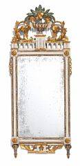 Louis XVI spejl af hvidmalet og forgyldt træ, udskåret med vase og gennembrudt ornamentik. 18. årh. slutning. H. 100. B. 40.