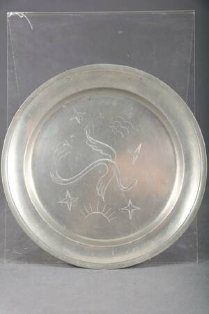 FIRMA SVENSKT TENN, FAT, TENN, 1944, SPEGEL MED DEKOR AV FLYGANDE FÅGEL, DIAM 22 CM