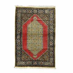 Qum helsilke tæppe, Persien. Kantet medaljon på gylden bund. Ca. 1960. 156 x 107.