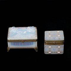 To sukkerskrin af mælkehvidt glas, det ene med presset blomster dekoration, det andet dekoreret i emaljefarver og guld. Ca. 1900-1930. 2
