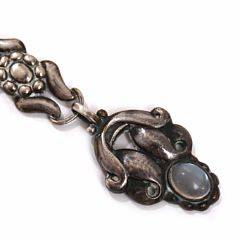 Skønvirke urkæde af sølv prydet med cabochonslebet månesten. Dessin nr. 27. Georg Jensen 1915-1927. L. 15,5 cm.