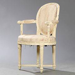 Dansk Louis XVI armstol af hvidmalet bøgetræ. Efter forlæg af arkitekten G.E. Rosenberg 1739-1788. Ca. 1780.
