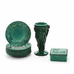 Schlevogt vase og 6 frugttallerkener, og art deco lågdåse af malakit farvet glas. Gablonz, Bøhmen, 1930erne. 8